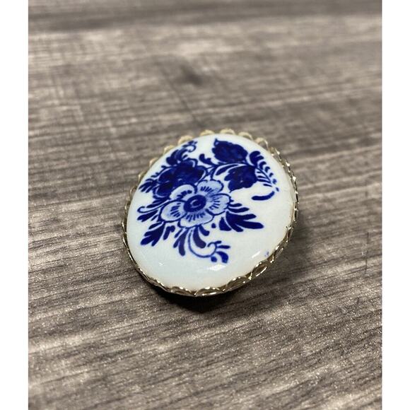 Vintage Blue White Porcelain Floral Flowers Oval Framed Ladies Brooch Pin - Picture 4 of 7